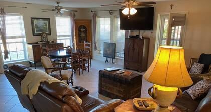 Tranquill Cabin on Edge of Town (Pet Friendly)