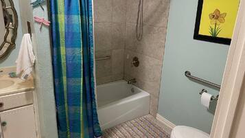 Badkar/dusch, hÄrtork, handdukar och tvÄl