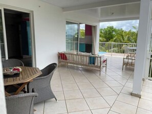 Outdoor dining - Splendid Bas de Villa with private Jaccuzi-Adults (Le Lamentin)