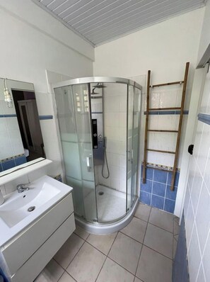 Shower - Splendid Bas de Villa with private Jaccuzi-Adults (Le Lamentin)
