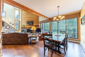 Smart TV, fireplace, DVD player - Keystone Condo w/ Stunning Mountain/Lake Views from Private Balcony. (Keystone)