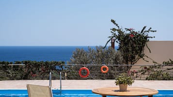 2 outdoor pools, pool loungers