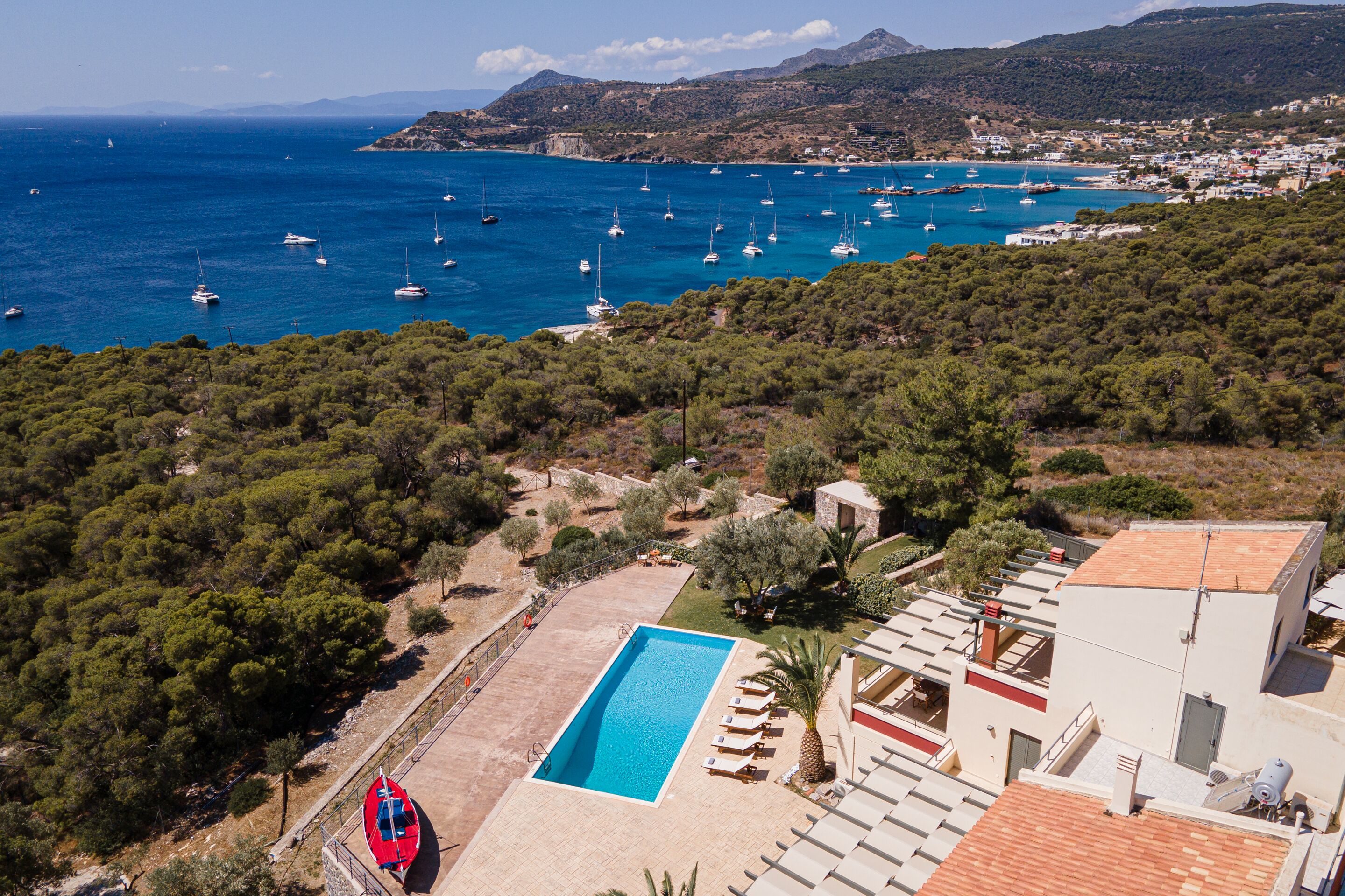 Une propriété située sur la côte, dotée d’une piscine, d’une héliplate-forme et offrant une vue sur la mer et les bateaux.