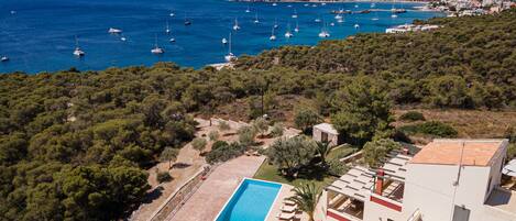 Une propriété située sur la côte, dotée d’une piscine, d’une héliplate-forme et offrant une vue sur la mer et les bateaux.