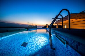 Pool - Crystal Holiday Residence - Three-Bedroom Apartment near the Sea (Sukošan)