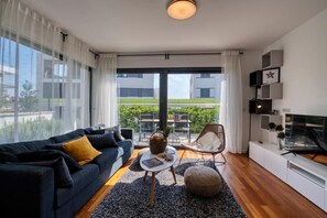 Smart TV - Crystal Holiday Residence - Three-Bedroom Apartment near the Sea (Sukošan)