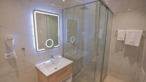 Douche, articles de toilette gratuits, sèche-cheveux, bidet