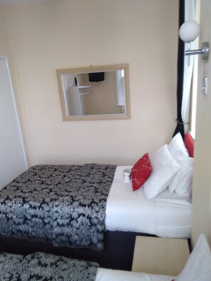 2 bedrooms, WiFi - Pleasure Beach location. Quality two bedroom Apartment with partial seaview
  (Blackpool)