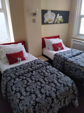 2 bedrooms, WiFi - Pleasure Beach location. Quality two bedroom Apartment with partial seaview
  (Blackpool)