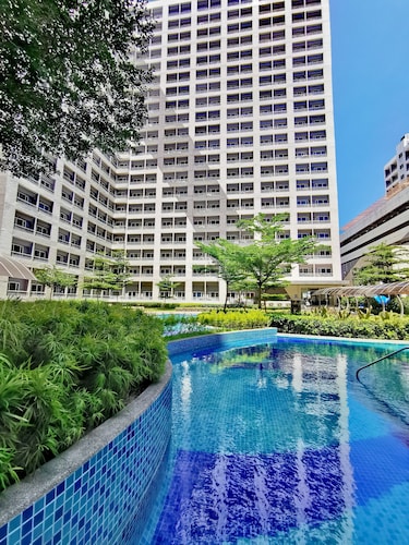 Cozy 1BR Studio: Pool, Balcony, Near Airport and Hotspots.