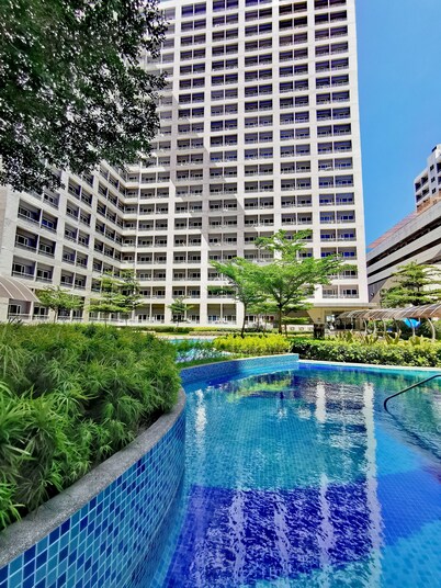 Cozy 1BR Studio: Pool, Balcony, Near Airport and Hotspots.