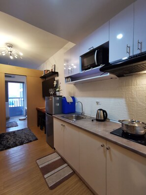 ثلاجة، ميكروويف، موقد طهي مسطح، غلّاية كهربائية