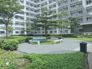 Exterior - Cozy 1BR Studio: Pool, Balcony, Near Airport and Hotspots. (Taguig)