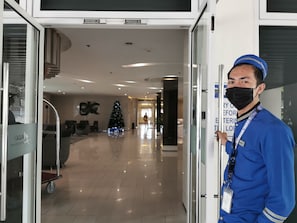 Lobby - Cozy 1BR Studio: Pool, Balcony, Near Airport and Hotspots. (Taguig)