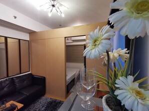 Interior - Cozy 1BR Studio: Pool, Balcony, Near Airport and Hotspots. (Taguig)
