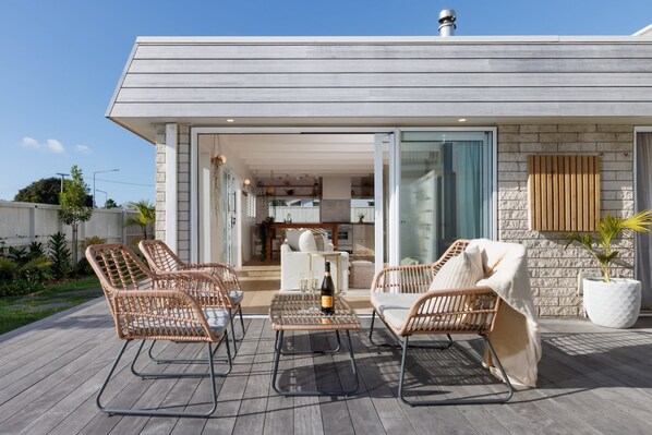 Terrace/patio - The Endless Summer Home - Where Waves and Town Unite (Mount Maunganui)