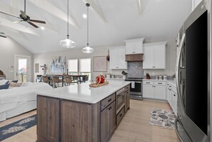 Fridge, microwave, stovetop, dishwasher