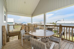 Outdoor dining - Cast Away - Gulf View, Beautiful Home, Short Walk to Beach! (Dauphin Island)