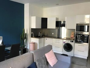 Réfrigérateur, micro-ondes, four, plaque de cuisson