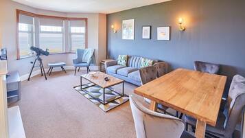 Una televisión, una oficina