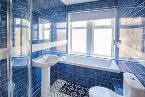 أحواض استحمام، مجففات شعر، مناشف، ورق حمّام