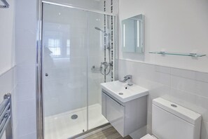 Baignoire, sèche-cheveux, serviettes fournies, shampoing