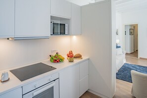 Kühlschrank, Mikrowelle, Ofen, Geschirrspüler