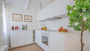 Kaffetrakter/tekoker, kjøleskap, mikrobølgeovn og ovn