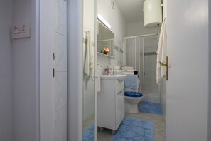 Apartment (Two Bedroom Apartment with Terrace) | Badezimmer | Dusche, Handtücher