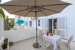 Lejlighed (Two Bedroom Apartment with Terrace) | Terrasse/gårdhave