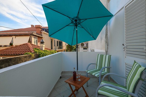 Departamento (Two Bedroom Apartment with Terrace) | Terraza o patio