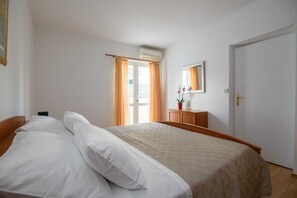 2 bedrooms, cots/infant beds