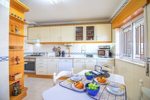 Geladeira, micro-ondas, fogão, lava-louças