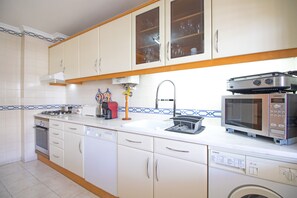 Geladeira, micro-ondas, fogão, lava-louças