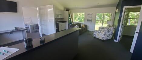 Een smart-tv, een muziekbibliotheek en een stereo