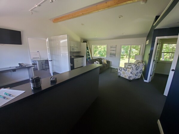 Smart TV, music library, stereo - Cute House in the Big Woods (Brighton)