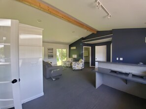 Smart TV, music library, stereo