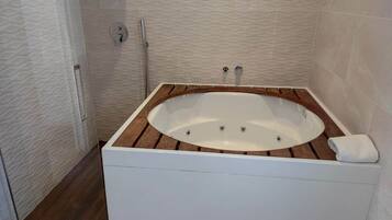 Baignoire, baignoire Ă jets, sĂšche-cheveux, serviettes fournies