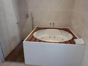 Baignoire, baignoire à jets, sèche-cheveux, serviettes fournies