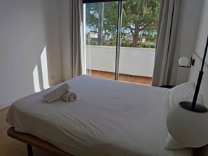 7 bedrooms, desk, iron/ironing board, free WiFi