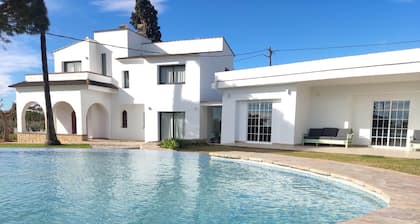 CASA MARISA, VILLA CON PISCINA DELANTE DEL MAR