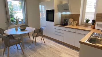 Kjøleskap, mikrobølgeovn, kokeplater og oppvaskmaskin