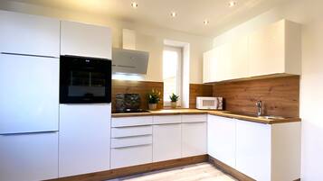 Réfrigérateur, micro-ondes, plaque de cuisson, lave-vaisselle