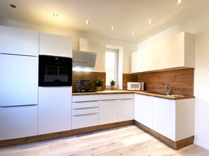 Kylskåp, mikrovågsugn, spishäll och diskmaskin