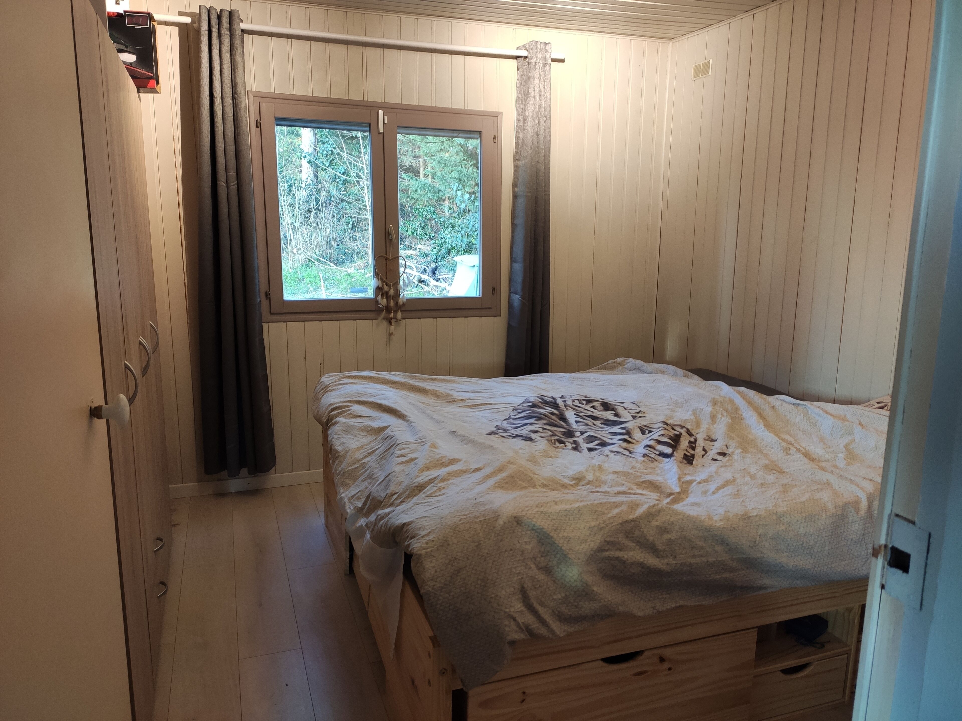 4 bedrooms, desk, iron/ironing board, travel cot