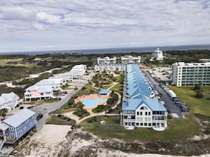 Un resort con varias edificaciones, una piscina y un estacionamiento.