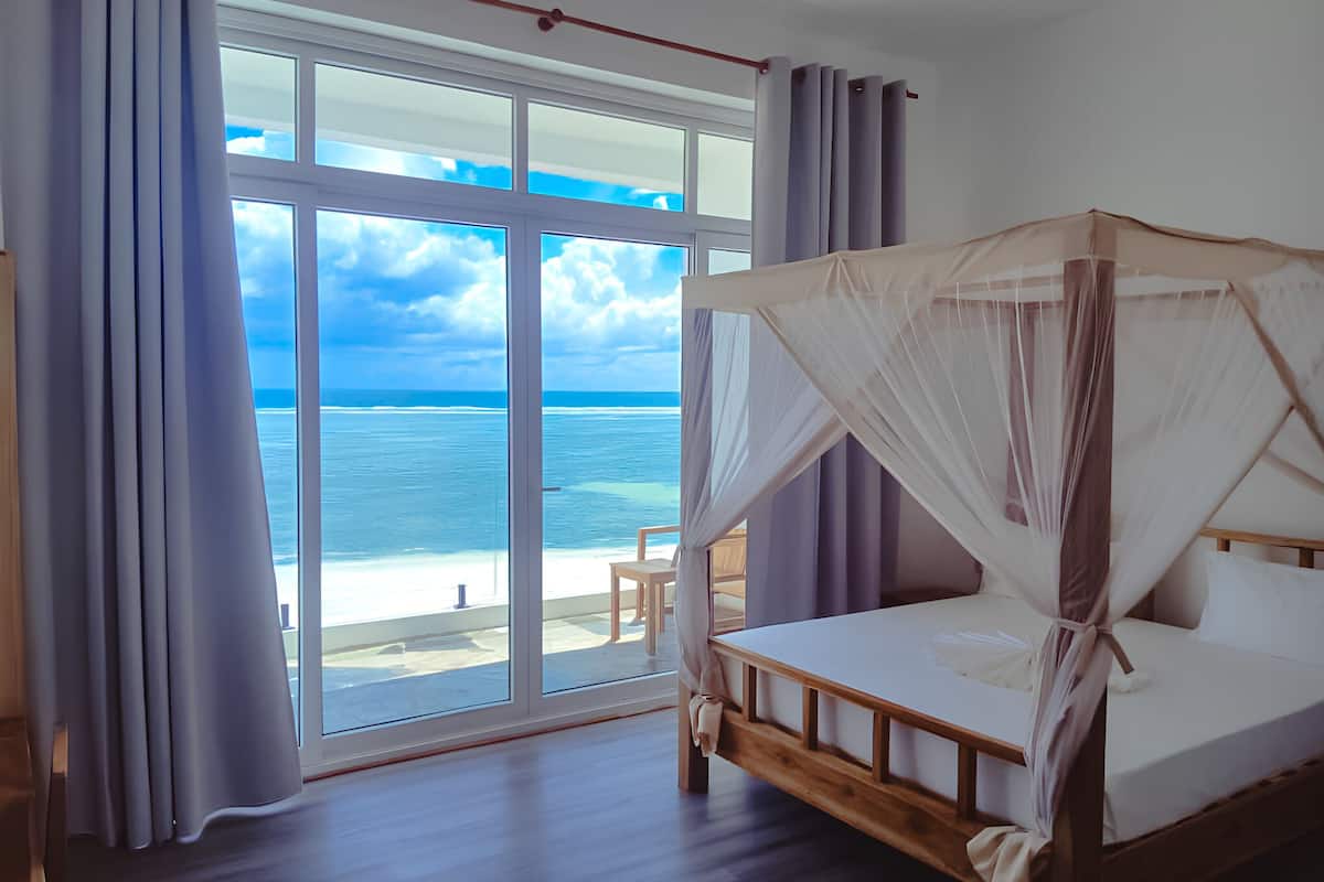 Minibar, in-room safe, desk, free WiFi