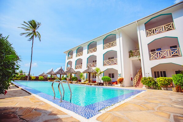 Alberca al aire libre, acceso de 09:00 a 18:00, y camastros 