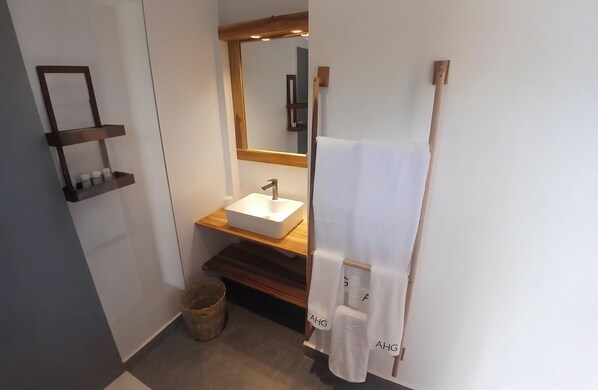 Habitación superior | Baño | Regadera, regadera tipo lluvia, secadora de cabello, toallas 