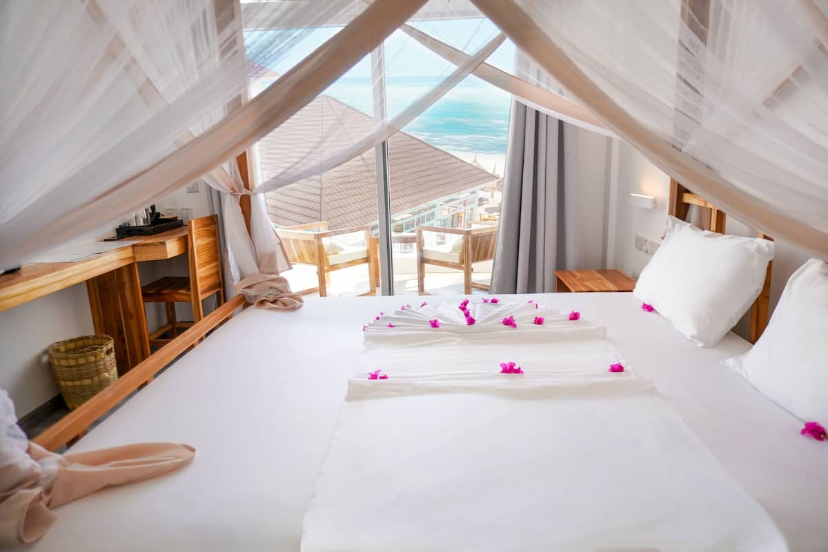 Deluxe-rum | Minibar, vÀrdeförvaringsskÄp pÄ rummet, skrivbord och gratis wi-fi